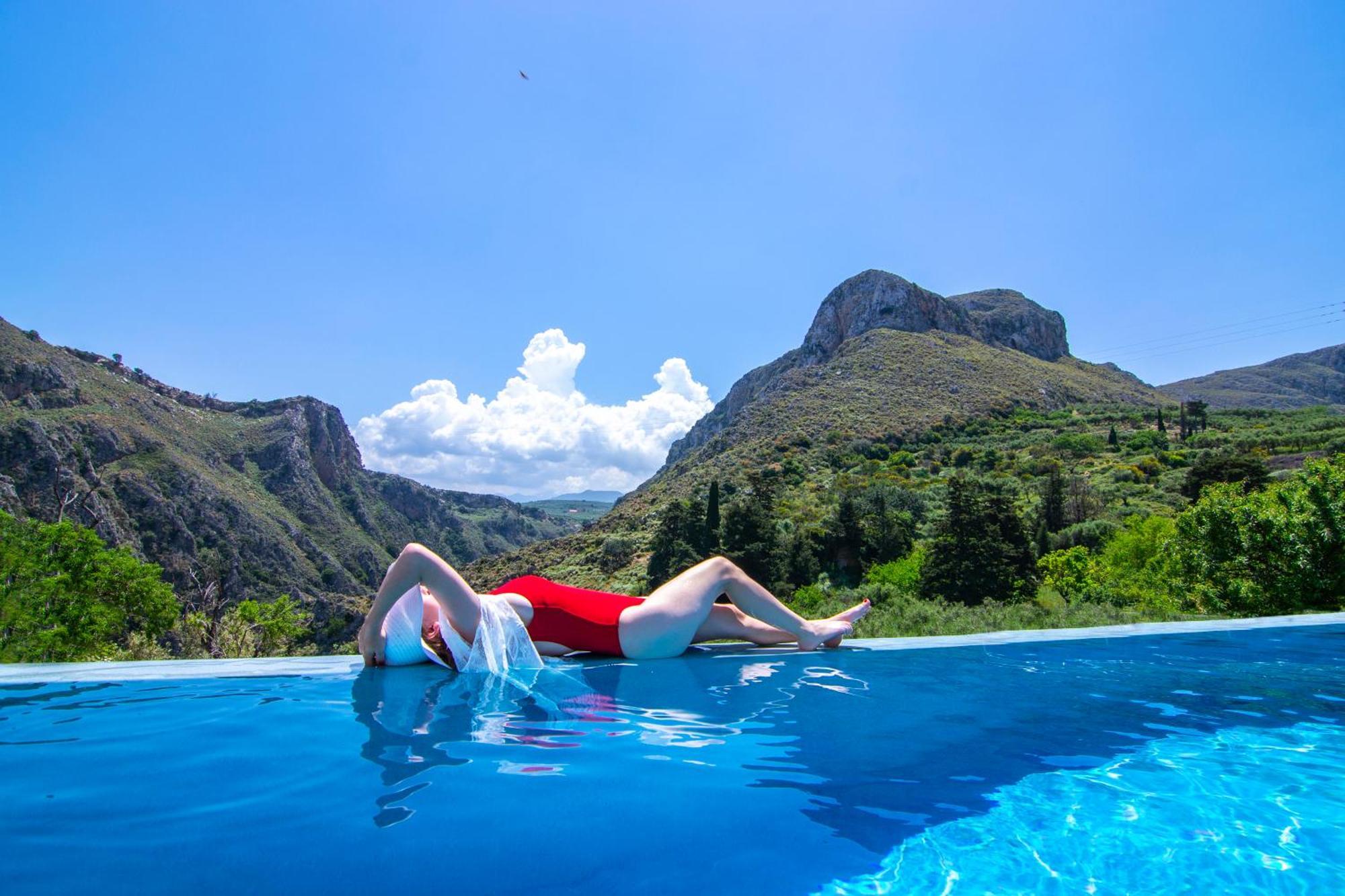 Heated Private Ozone Salt Pool, Jacuzzi, Cinema Inside & Outside, Ping Pong, Billiard, Ps5, Playground, Giant Chess, Giant Monopoly, Table Football, 3X Surround Sound - Villa Rokka Luxe Kíssamos Exterior foto